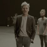 Videoclip del tema 'Mira cómo vuelo' del grupo musical Miss Caffeina.