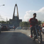 En 2016 acompañamos al equipo de artistas Boa Mistura a un barrio de La Altagracia, en la ciudad de Higüey, mientras aportaban un toque de color para rehabilitar algunas de las casas de la zona. Un proyecto de #ViveAhoraDesalia con Ron Barceló.