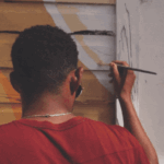 En 2016 acompañamos al equipo de artistas Boa Mistura a un barrio de La Altagracia, en la ciudad de Higüey, mientras aportaban un toque de color para rehabilitar algunas de las casas de la zona. Un proyecto de #ViveAhoraDesalia con Ron Barceló.