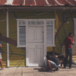 En 2016 acompañamos al equipo de artistas Boa Mistura a un barrio de La Altagracia, en la ciudad de Higüey, mientras aportaban un toque de color para rehabilitar algunas de las casas de la zona. Un proyecto de #ViveAhoraDesalia con Ron Barceló.