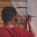 En 2016 acompañamos al equipo de artistas Boa Mistura a un barrio de La Altagracia, en la ciudad de Higüey, mientras aportaban un toque de color para rehabilitar algunas de las casas de la zona. Un proyecto de #ViveAhoraDesalia con Ron Barceló.